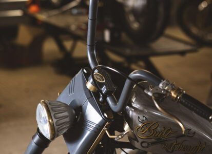 Detailaufnahme eines Custom Bikes mit Scheinwerfer und Gabel